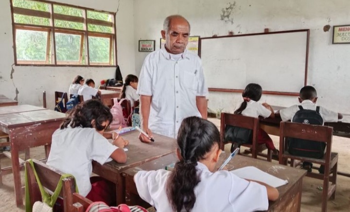 Agusthinus Nitbani 23 Tahun Mengajar dengan Gaji Rp 223.000 per Bulan, Tetap Semangat Mengajar Meski Honor Tidak Layak