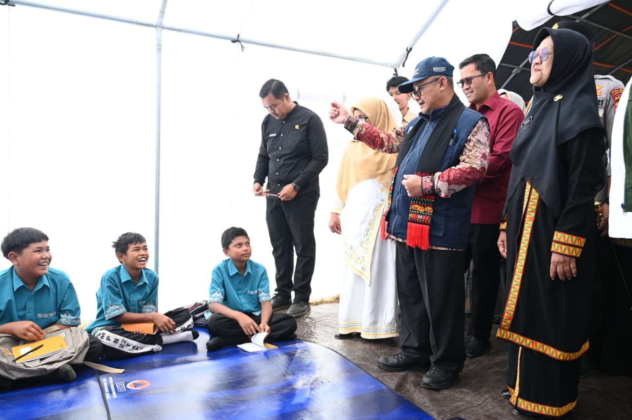 Negara Hadir Bersama Satuan Pendidikan Terdampak Bencana, Mendikdasmen Salurkan Rp274 Miliar untuk Revitalisasi Sekolah Pascabencana