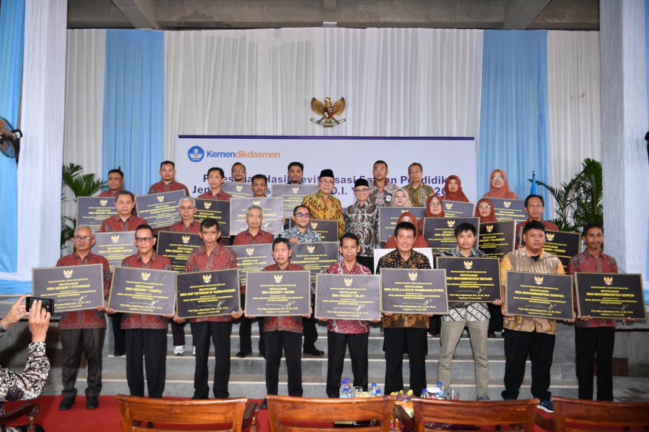 Wamen Atip Resmikan Hasil Revitalisasi 28 Satuan Pendidikan SMA se-Provinsi Daerah Istimewa Yogyakarta