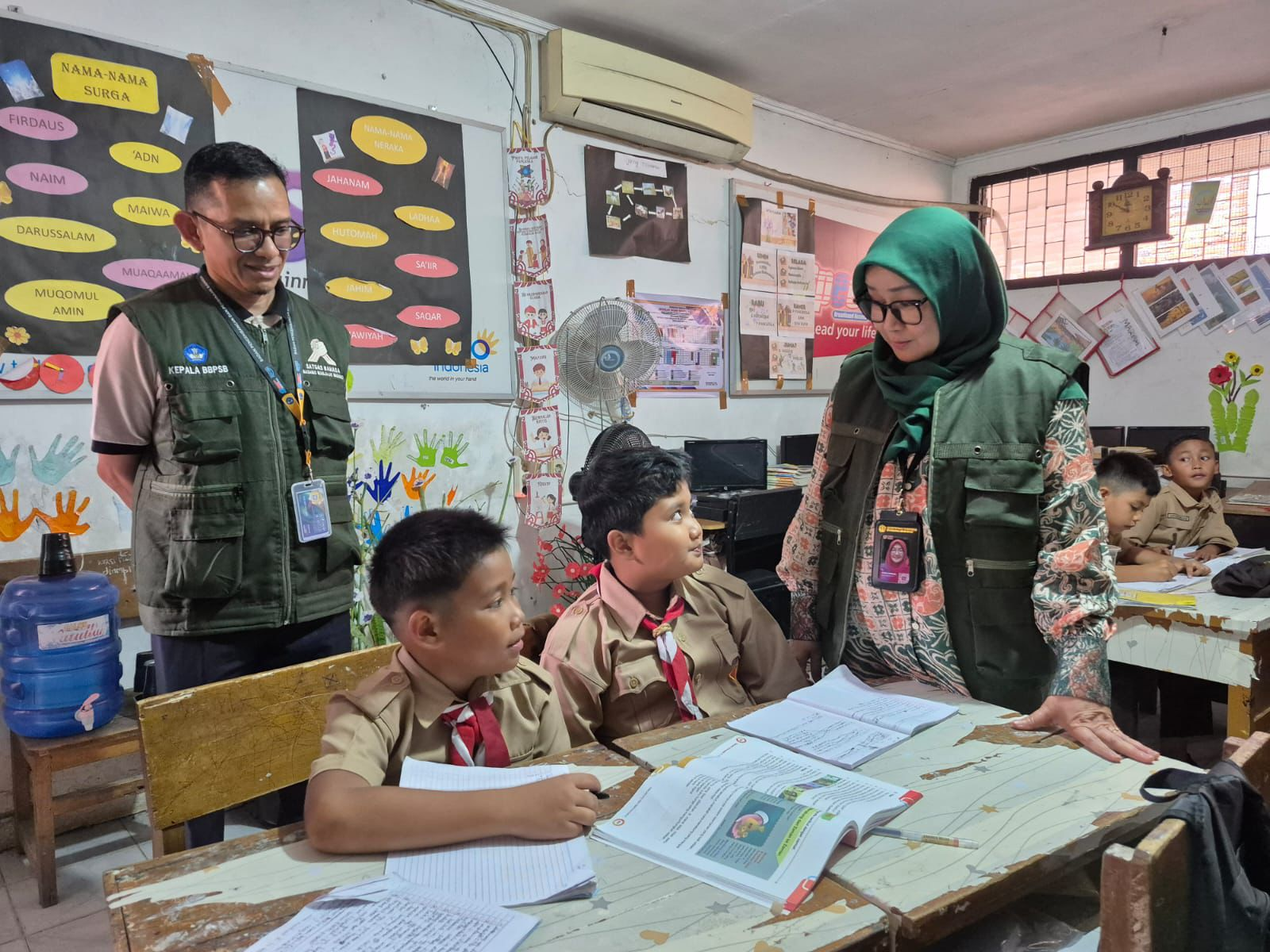 1.476 Buku Bacaan untuk Sekolah Terdampak Banjir di Solok Disalurkan
