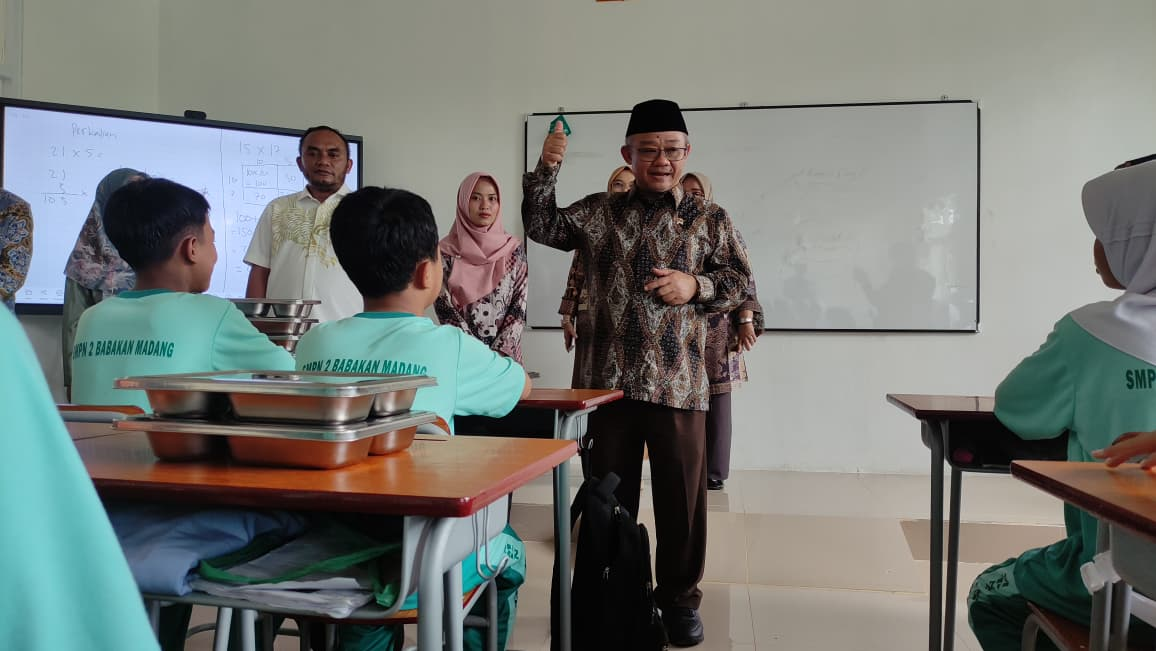 Piring Penuh Gizi, Tas Kosong Melompong: Di Balik Gemerlap MBG dan Protas Pendidikan