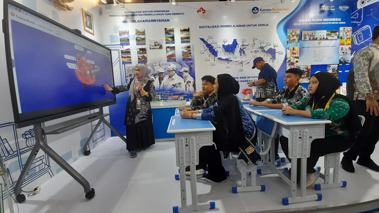 Membasuh Dosa Pendidikan dengan Aplikasi, Papan Digital dan Janji-janji yang Belum Interaktif