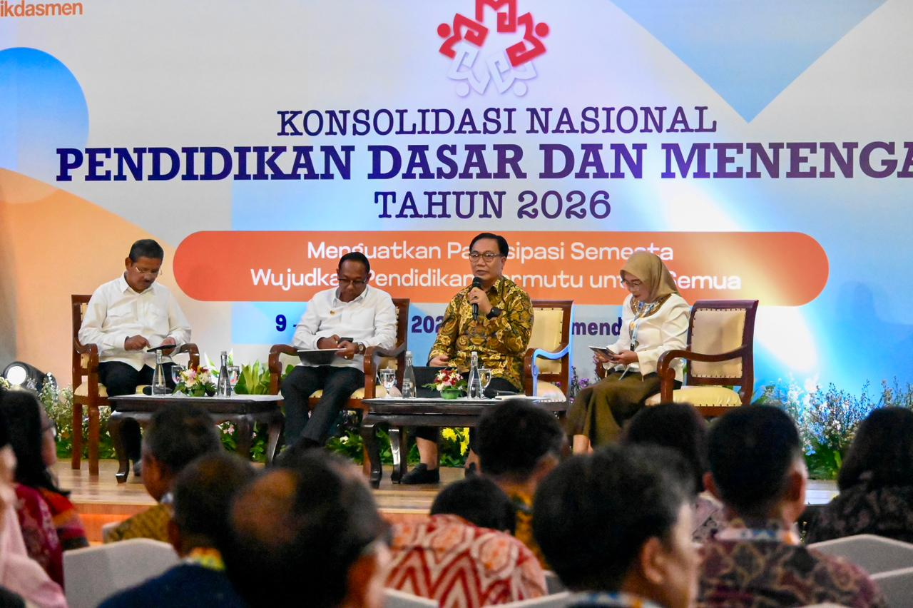 Menjahit Lubang di Seragam Guru: Janji Kesejahteraan dalam Labirin Birokrasi