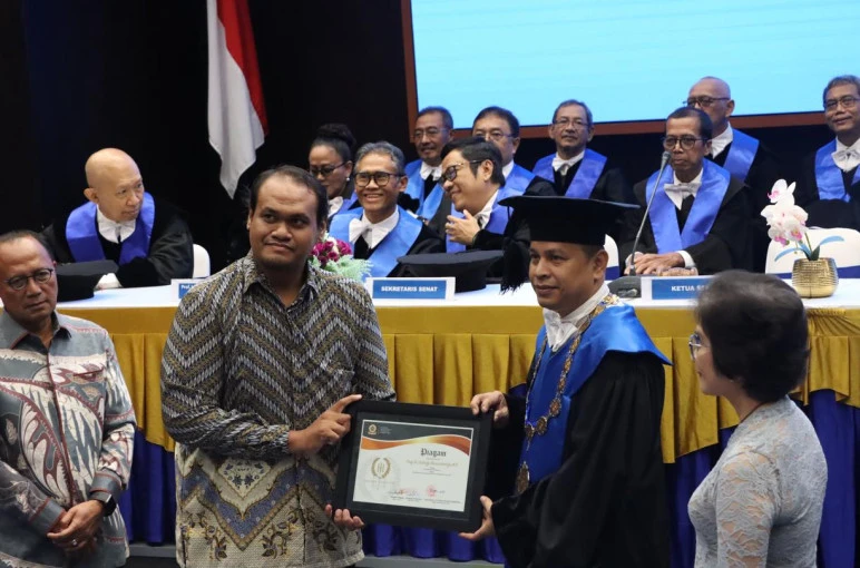 Sukadji Ranuwihardjo Mendapat Anugerah Herman Johannes Award dari Fakultas Teknik UGM