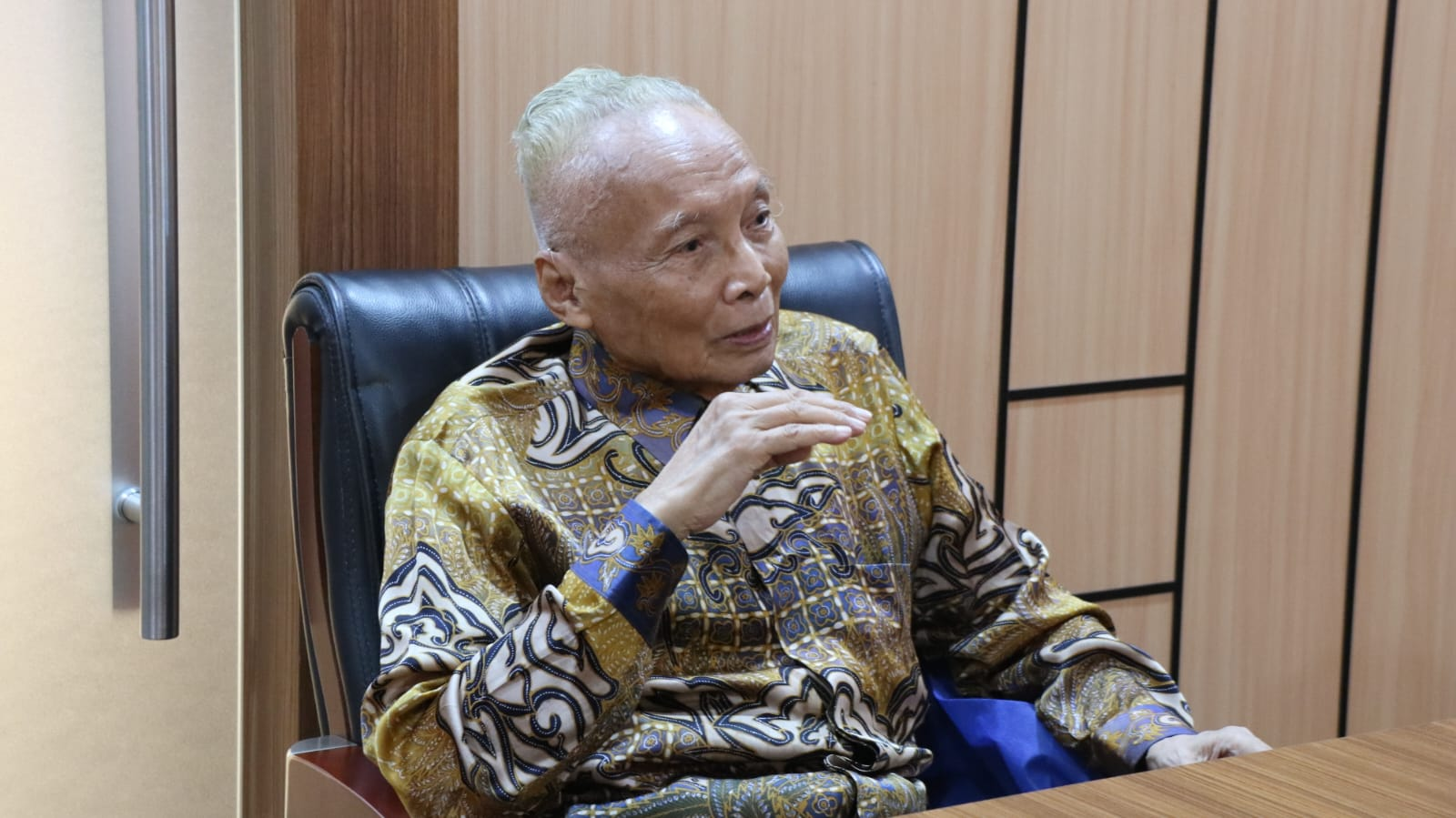 Prof Dr Wardiman Djojonegoro : " Dari Kebaya ke Ruang Kelas, Menghidupkan Kembali Api Kartini Lewat Pendidikan"