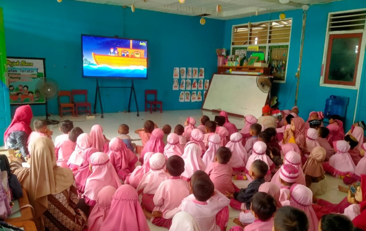 Satuan PAUD di Seram Bagian Timur Menjemput Cahaya Pengetahuan Dengan  Papan Tulis Pintar, Laptop, dan Starlink