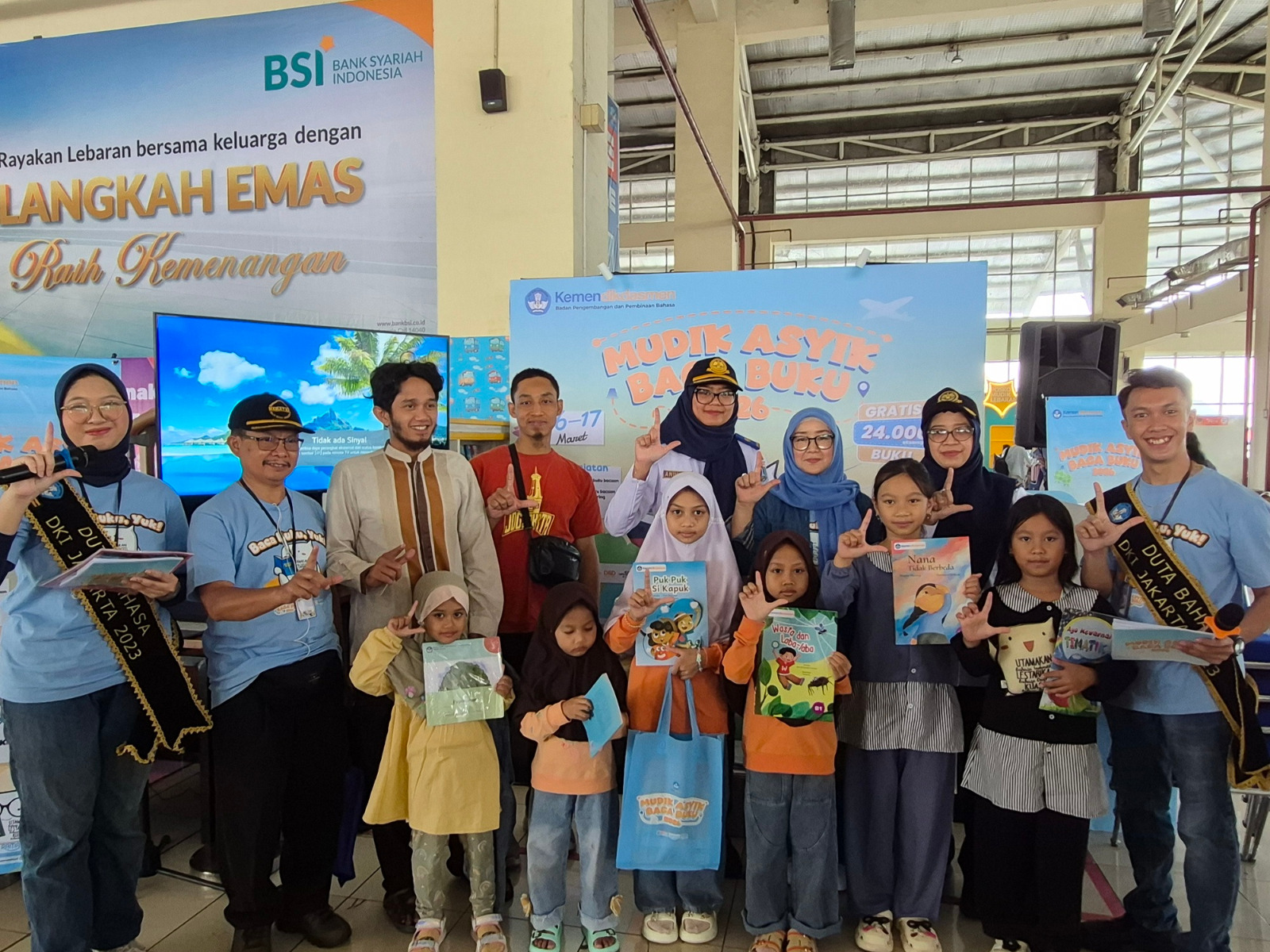 "Mudik Asyik Baca Buku” Kemendikdasmen Tebar 24.000 Buku Bacaan di Ruang Publik Terminal, Pelabuhan, Bandara dan Stasiun Kereta