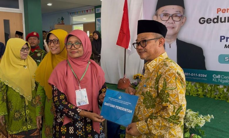 Resmikan TK di Semarang, Mendikdasmen Dorong Program Wajib Belajar 13 Tahun melalui Satu Desa Satu TK