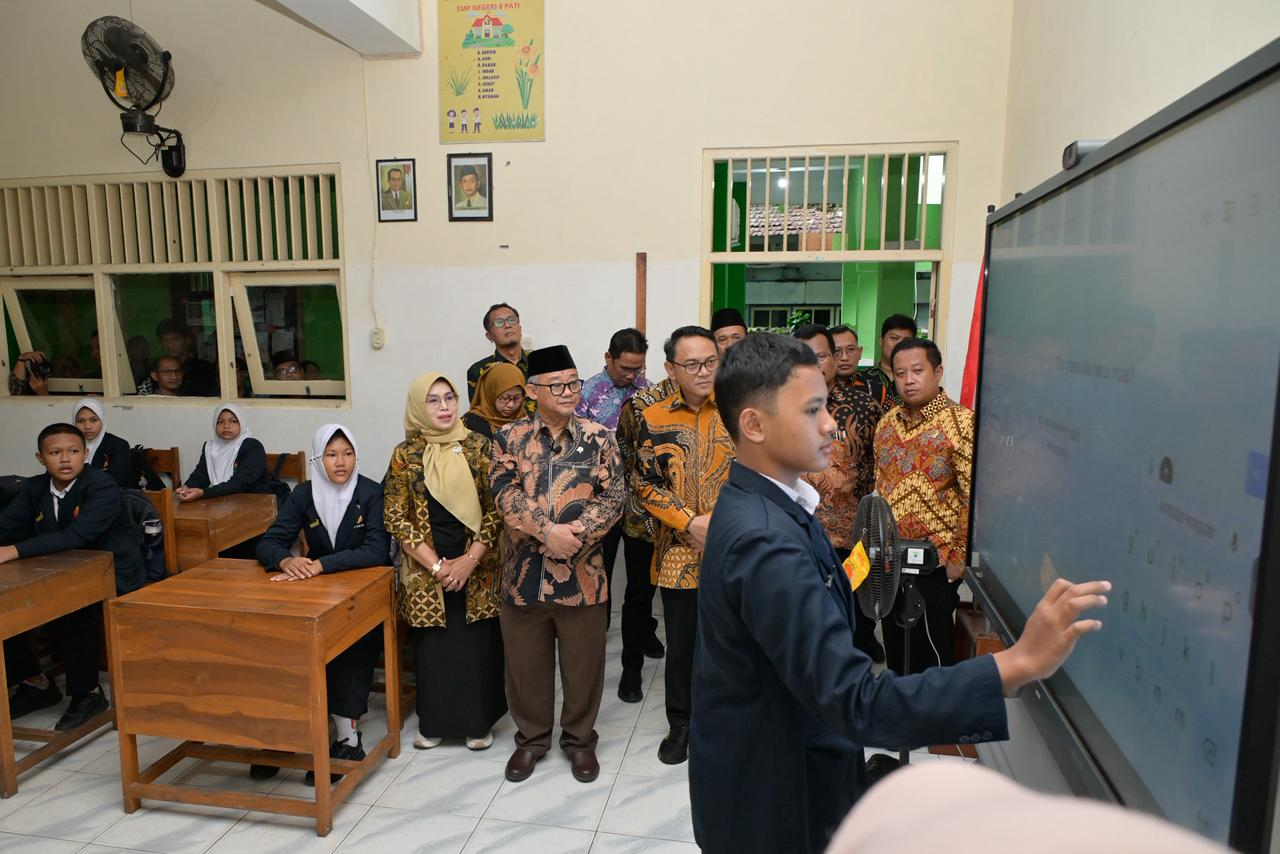 Papan Digital Interaktif Berikan Dampak Signifikan dalam Meningkatkan Mutu Pembelajaran