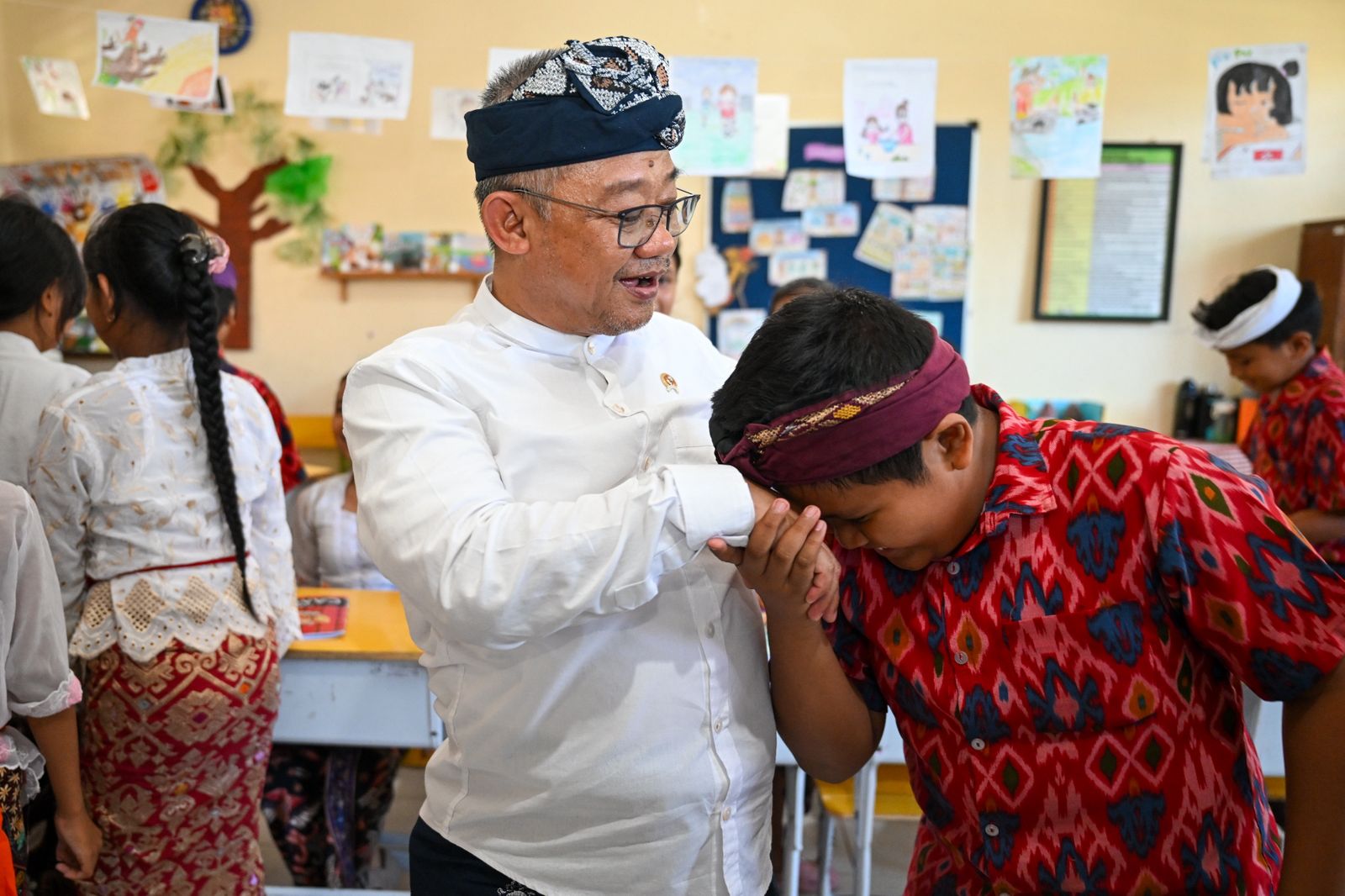 Mendikdasmen Dorong Budaya Literasi dan Menulis sejak SD melalui Pembelajaran Mendalam