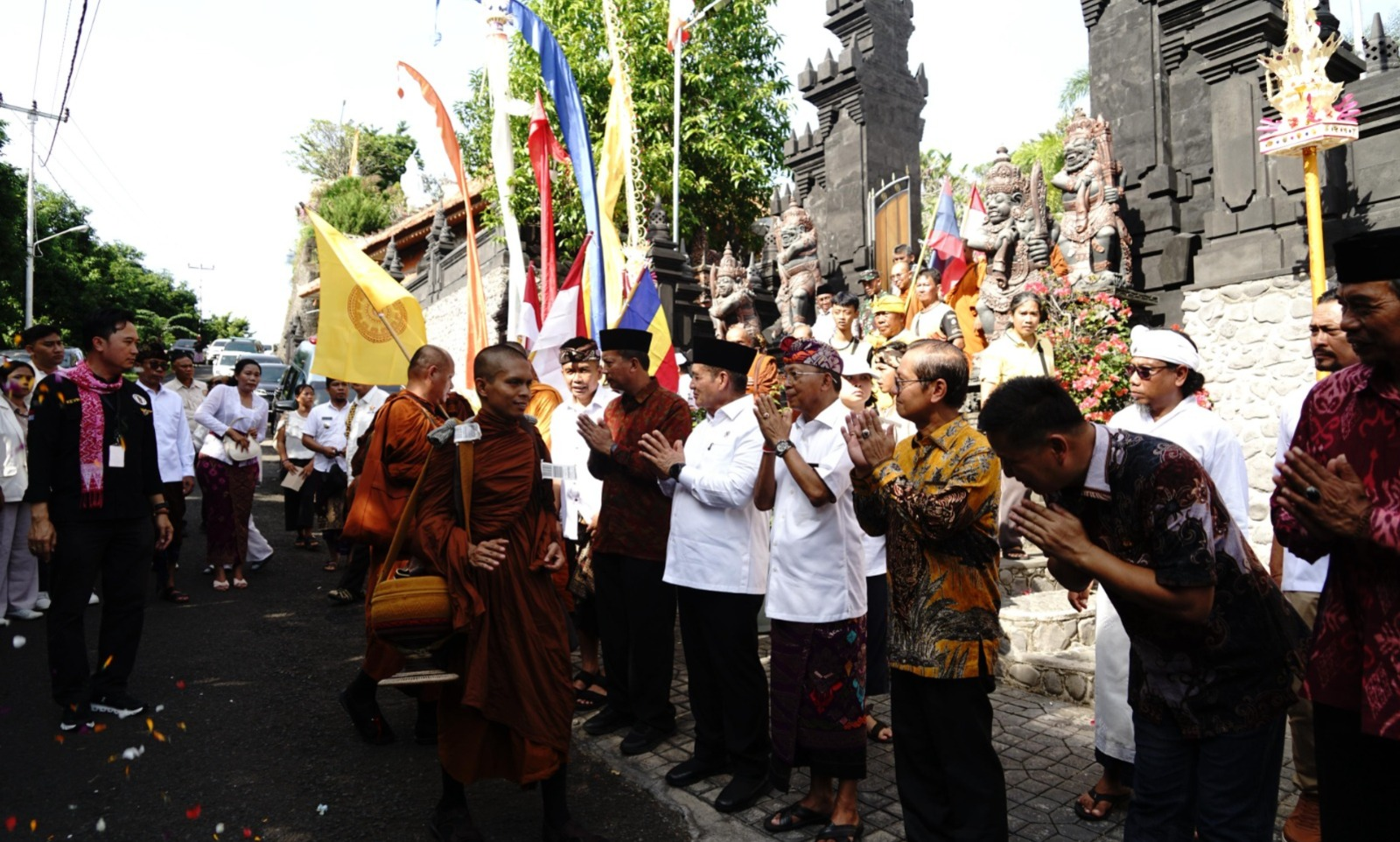 56 Bhikkhu Lintas Negara Jalan Damai dari Bali Menuju Borobudur