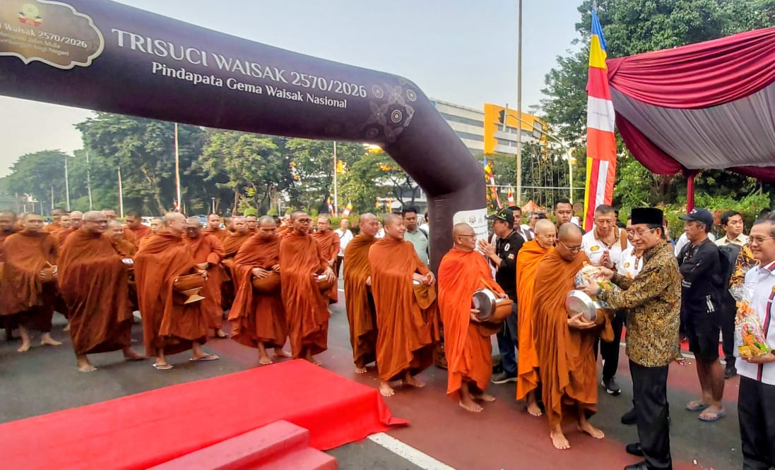 75 Bhikkhu dan Ribuan Umat Buddha Meriahkan Pindapata Nasional 2026 dengan Aksi Sosial