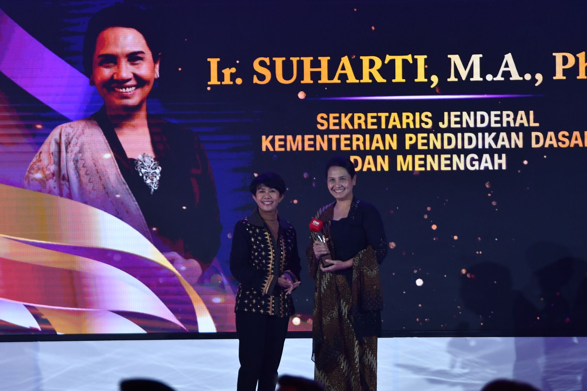 Sesjen Kemendikdasmen Raih Indonesia Leading Woman Awards Bidang Public Sector