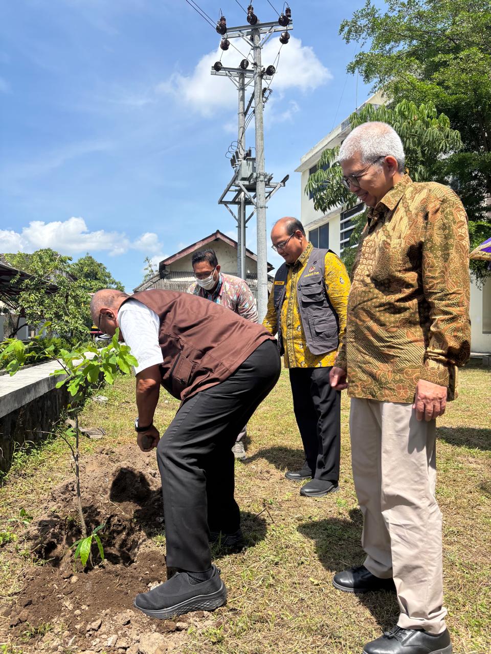 Peringati 20 Tahun Gempa Yogyakarta, Kemenko PMK dan ISI Yogyakarta Lakukan Penanaman Pohon