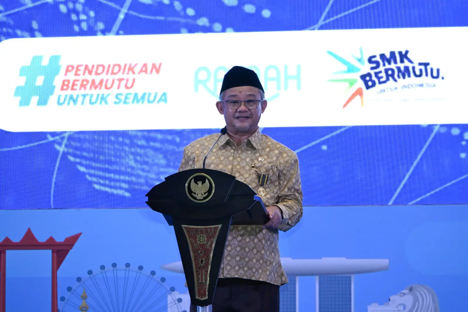 Mendikdasmen Terima Lencana Jer Basuki Mawa Beya Emas dari Pemprov Jawa Timur