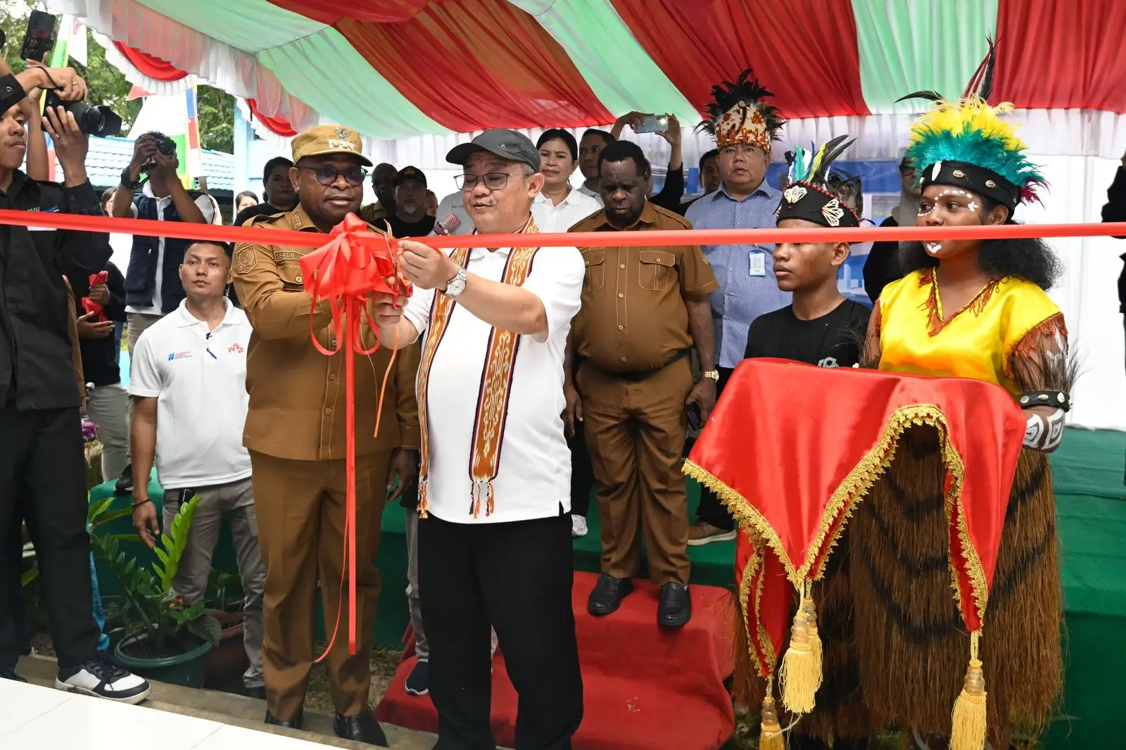 Dorong Pemerataan Pendidikan hingga Papua, Mendikdasmen Resmikan Revitalisasi Sekolah di Sorong