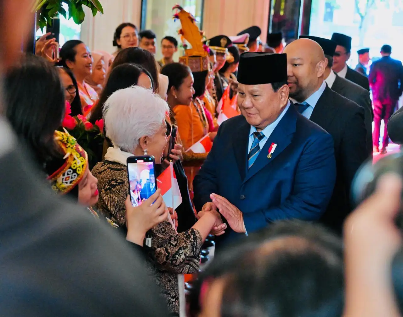 Bienvenue, Presiden Prabowo Subianto Sholat Idul Adha di Wisma Negara dan Disambut Diaspora di Paris