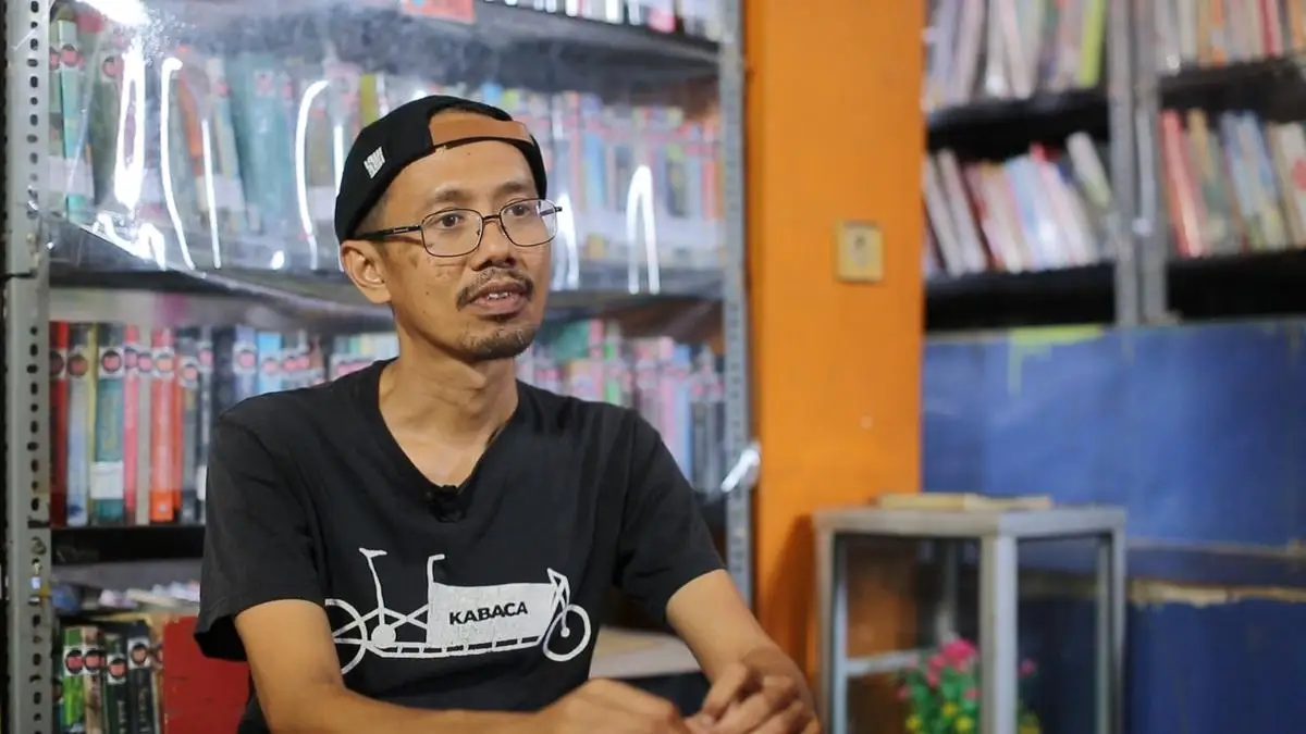 Ketika Rumah Menjadi Perpustakaan: Perjalanan Edi Dimyati Menyalakan Cahaya Literasi dari Ujung Gang