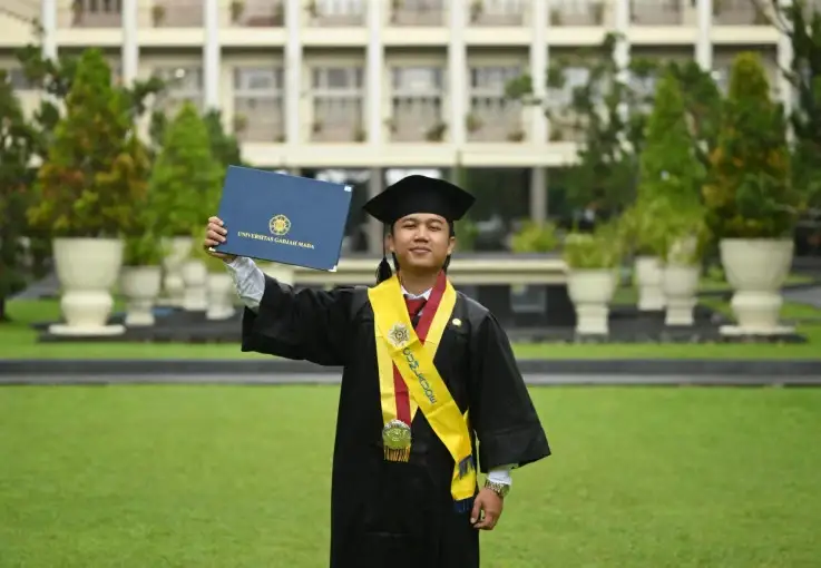 Dari Jalanan Menuju Ruang Sidang: Perjuangan Wahyu Aji Ramadhan Menggapai Gelar Sarjana Hukum