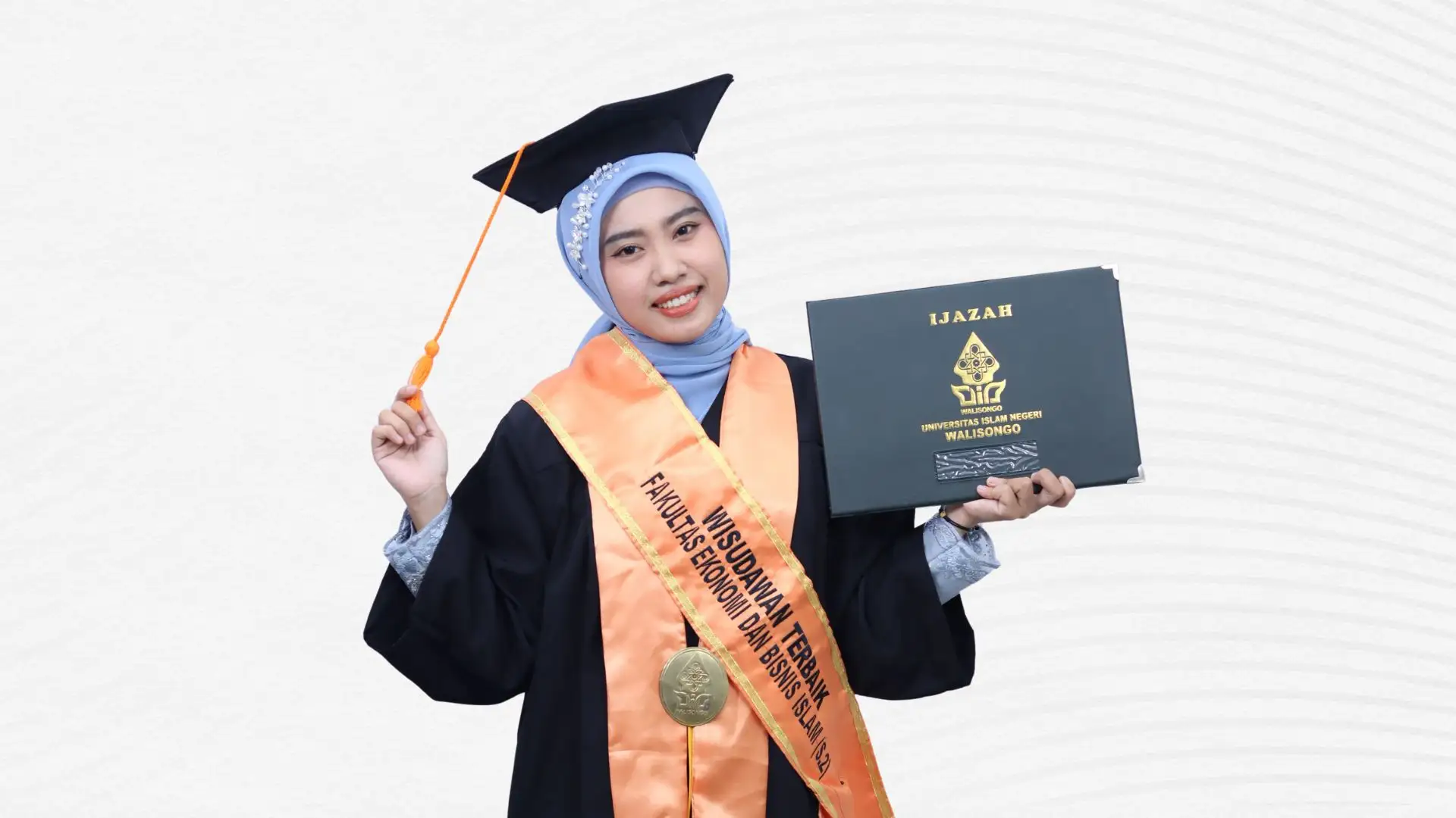 Dari Sawah ke Panggung Wisuda: Perjuangan Anak Petani Menjadi Lulusan Terbaik S2 UIN Walisongo