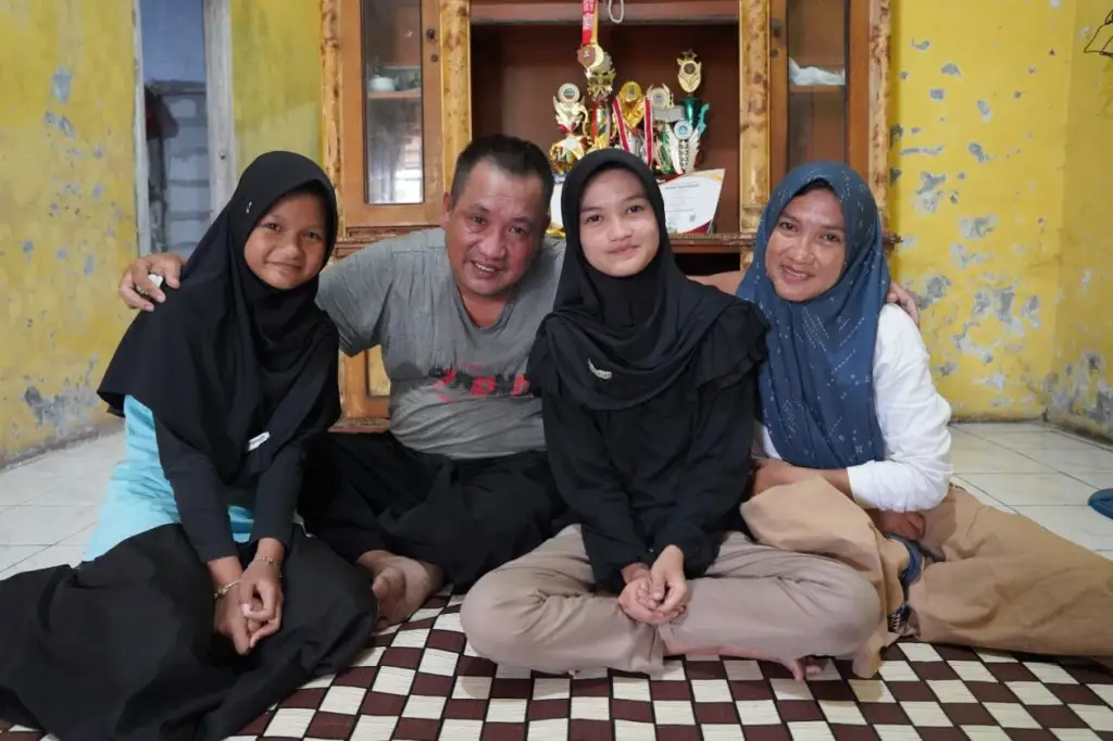Dari Lapak Keripik ke Fakultas Kedokteran: Perjalanan Tiara Julianti Menggapai Mimpi Menjadi Dokter