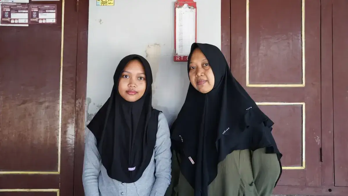 Air Mata Seorang Ibu Mengantar Mimpi: Perjalanan Salma, Putri Pedagang Air Kemasan Menembus UGM