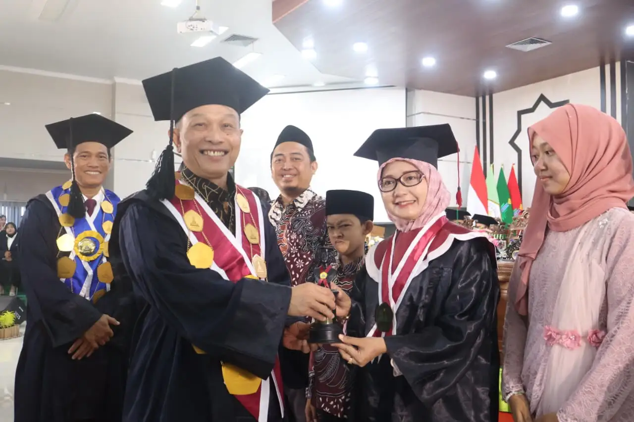 Kisah Inspiratif Mochammad Fawaid : Menuntaskan Kuliah dalam 1 Tahun 8 Bulan, Menghafal 30 Juz Sepanjang Perjalanan