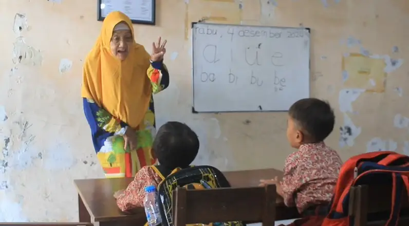 Kisah Inspiratif Chamimah : Enam Dekade Mengabdi di Ruang Kelas, Guru yang Tak Pernah Pensiun dari Pengabdian