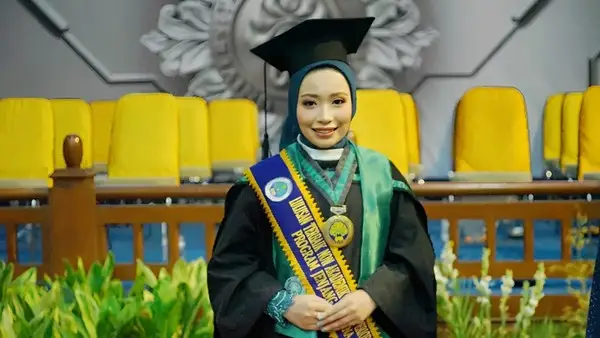 Kisah Inspiratif Shefira Salvabila: Lulus 7 Semester, Mendunia Lewat Prestasi