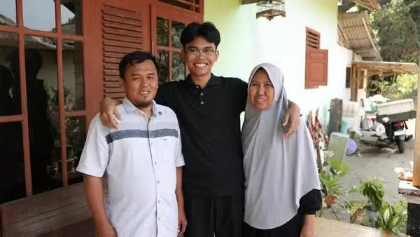 Kisah Inspiratif Rofi: Anak Penjual Ikan, Peraih Beasiswa UGM dengan UKT Rp0