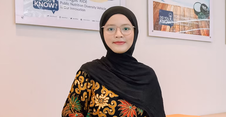 Dari Bengkel Tambal Ban ke Podium Wisuda: Perjuangan Aulia Nurul Hikmah Menjadi Lulusan Terbaik IPB