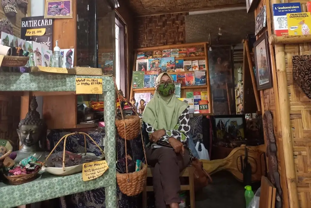 Menjaga Aroma Kertas di Tengah Gempuran Digital: Kisah Toko Buku Pasar Kembang yang Bertahan Sejak 1995