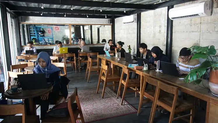 Fenomena "Study Cafe", Mengapa Pelajar Kini Lebih Suka Belajar di Kafe?