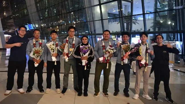 Dari Ruang Kelas Indonesia ke Panggung Dunia: Empat Siswa Harumkan Merah Putih di Olimpiade Ekonomi Internasional