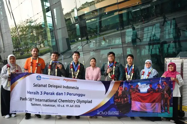 Dari Laboratorium Sekolah ke Panggung Dunia: Empat Pelajar Indonesia Harumkan Nama Bangsa di Olimpiade Kimia Internasional