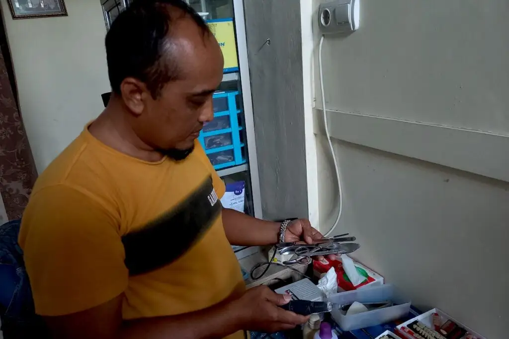 Menjaga Warisan di Balik Senyum: Perjuangan Tukang Gigi Madura Melawan Zaman demi Sebuah Profesi Turun-Temurun