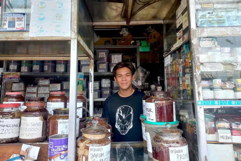Dari Kebiasaan Seorang Nenek, Lahir Warisan Berusia Seabad: Kisah Toko Wiwoho Menjaga Sejarah di Sudut Yogyakarta