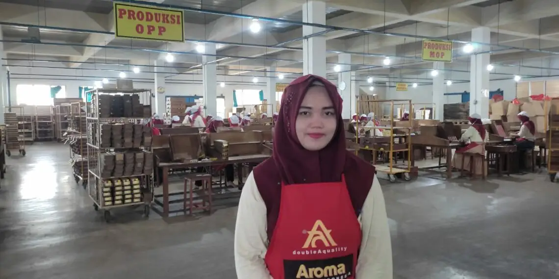 Di Balik Asap Industri: Kisah Buruh Pabrik Rokok yang Bertahan di Tengah Kenaikan Cukai dan Gempuran Rokok Ilegal