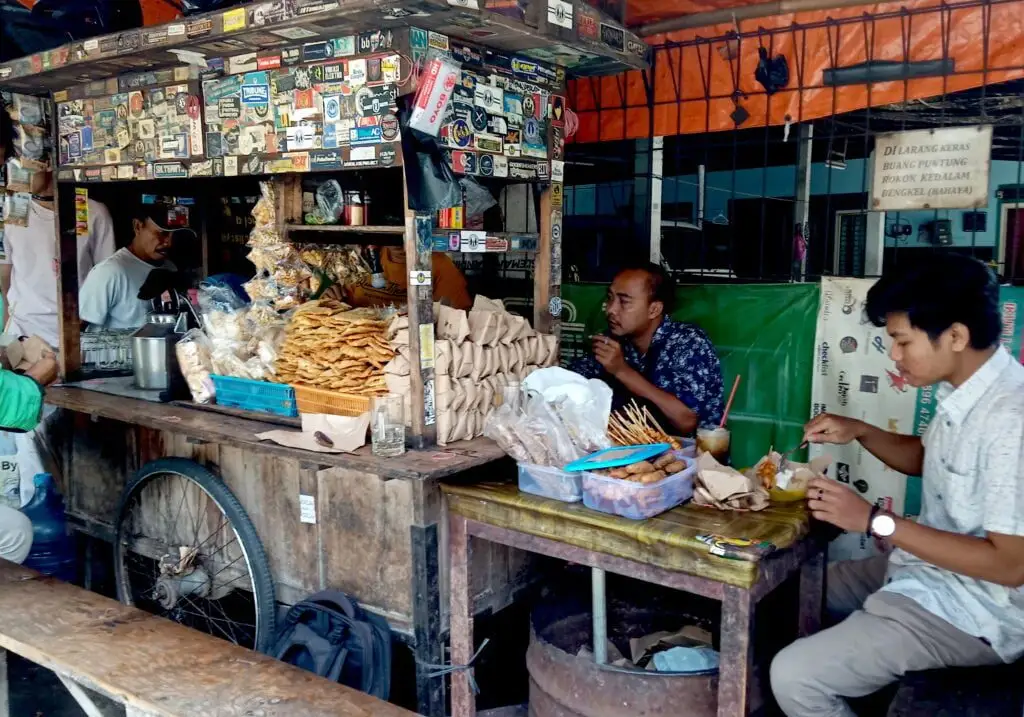 Semangkuk Kopi, Sepiring Nasi Kucing, dan Ribuan Kenangan: Kisah Angkringan Felix yang Menjadi Saksi Sejarah Mahasiswa Jogja