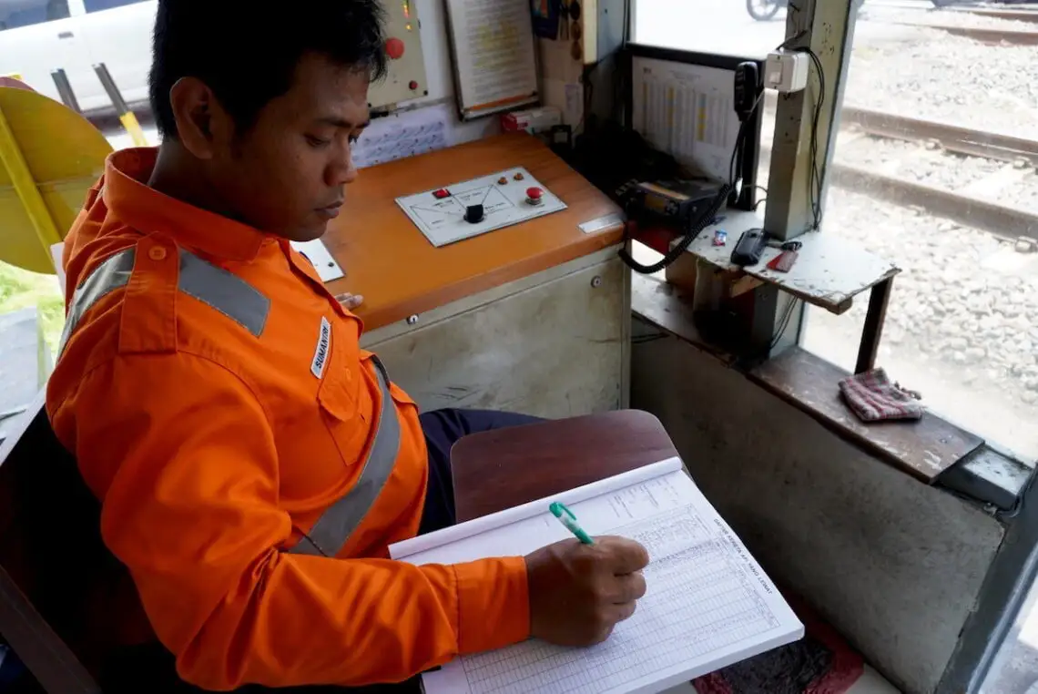 Menjaga Keselamatan di Setiap Lintasan: Kisah Petugas Perlintasan Kereta Api yang Tak Pernah Lengah di Tengah Hiruk Pikuk Jogja