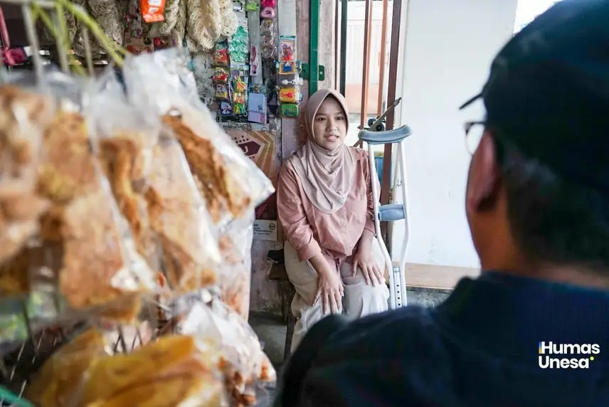 Putri Penjual Kelontong Penyandang Disabilitas yang Berhasil Kuliah di Unesa