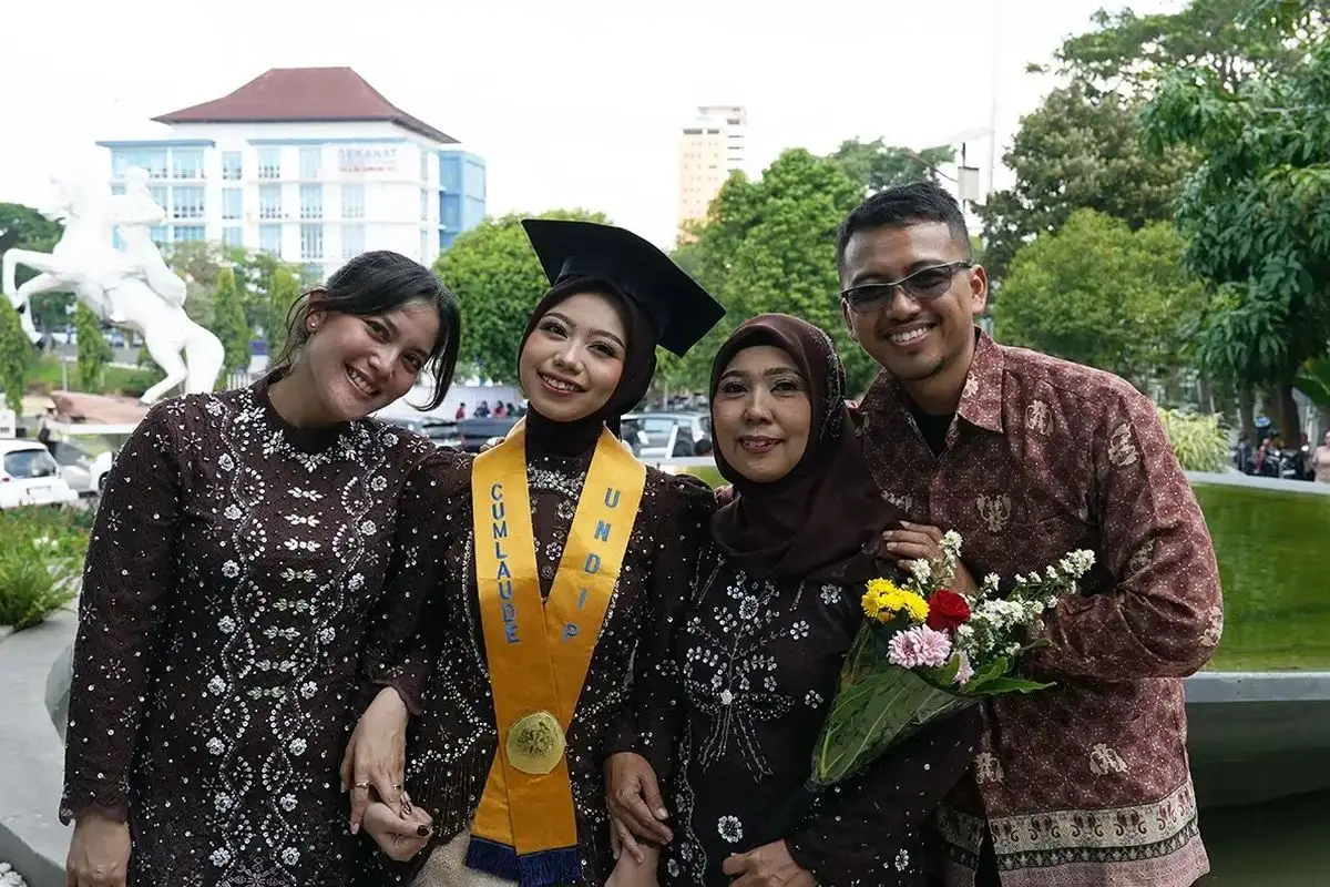 🏆 Dari Tenongan Sang Ibu ke Toga Wisuda, Anak Penjual Kue Ini Sukses Lulus UNDIP