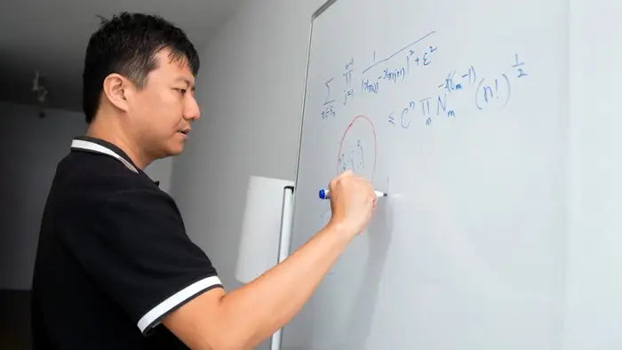 Dari Ayam Goreng ke “Nobel Matematika”, Kisah Yu Deng Pecahkan Teka-teki 125 Tahun