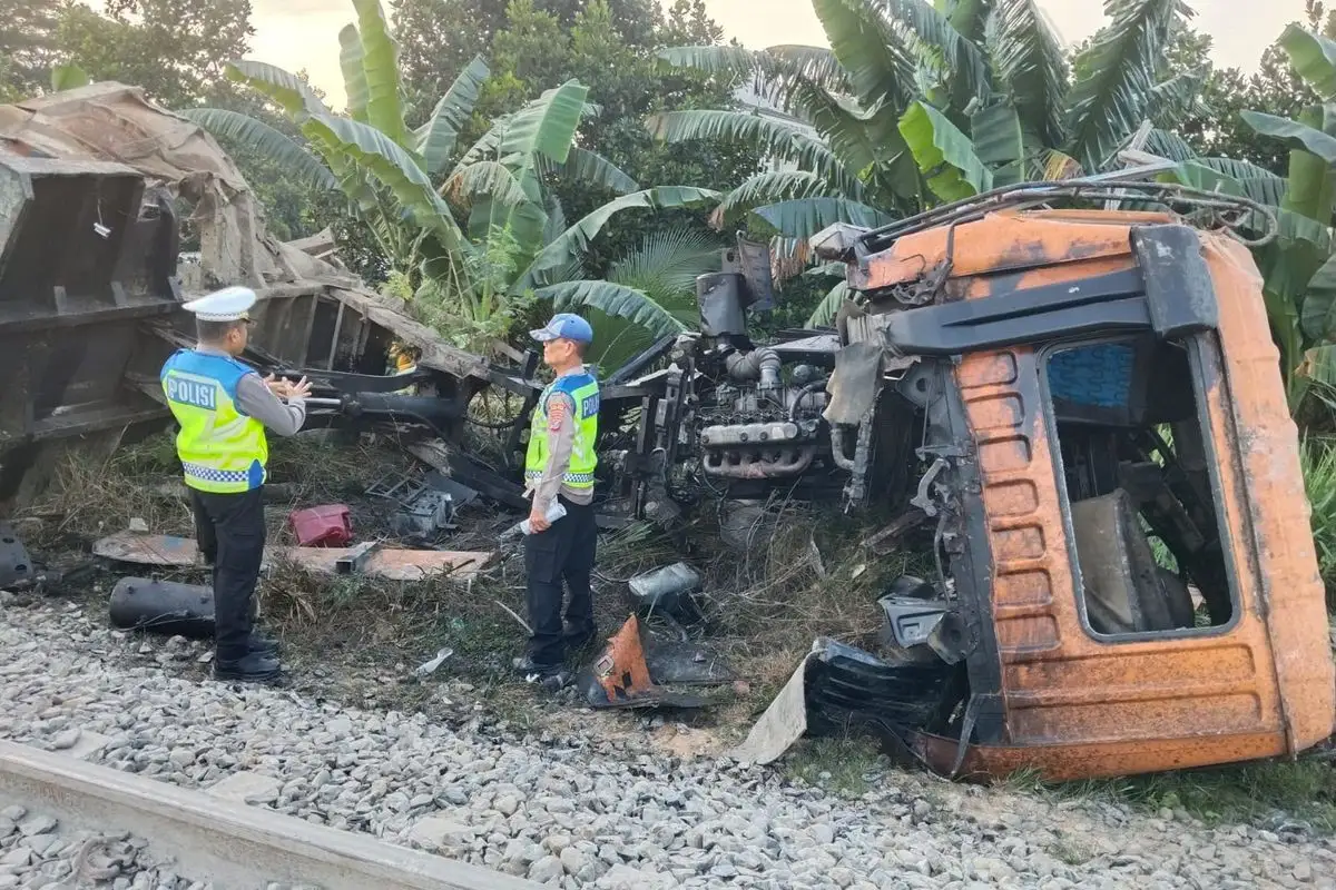 KA Putri Deli Tabrak Truk di Sergai, Sopir Tewas dan Perjalanan 1.180 Penumpang Terdampak