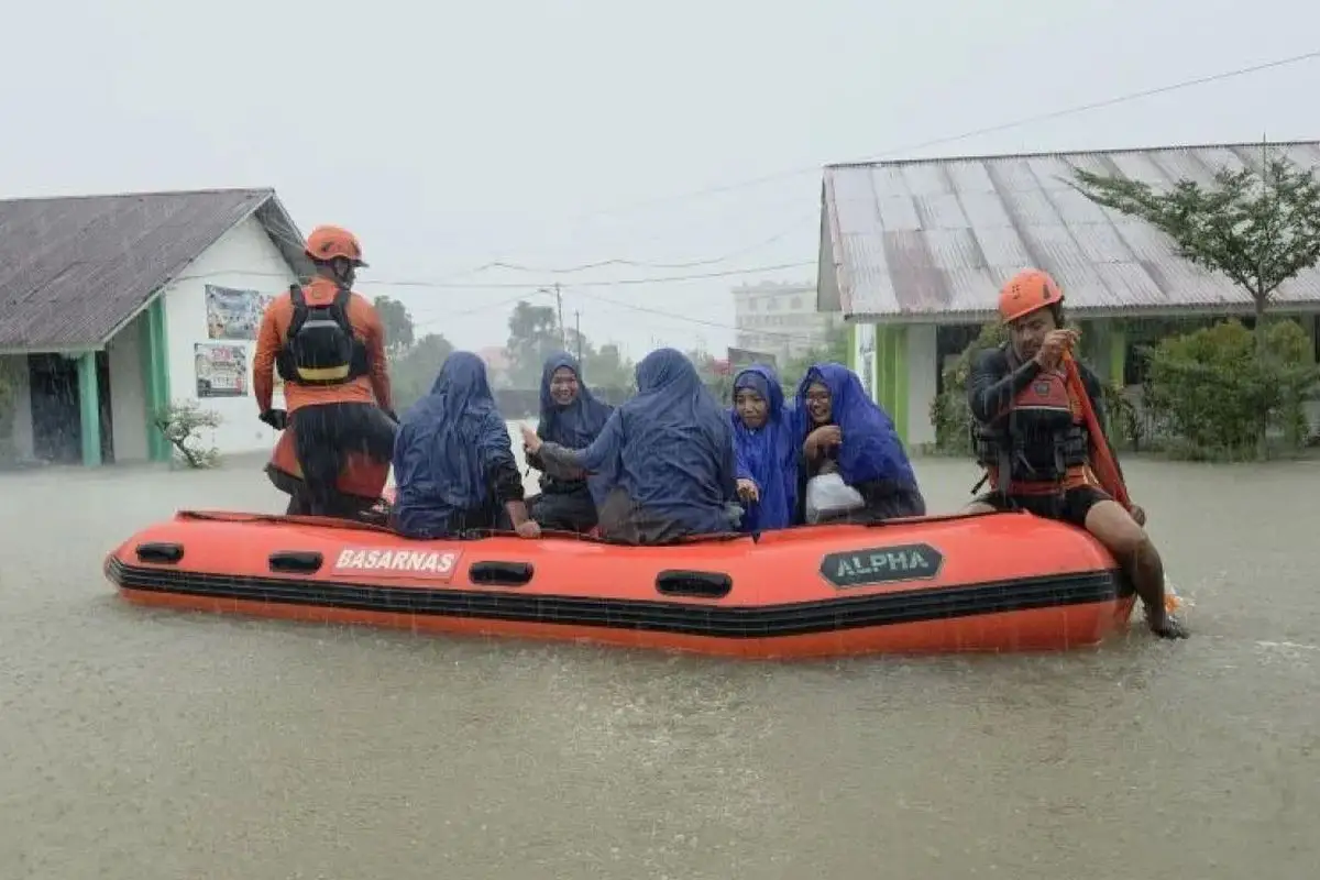 Banjir Kepung Sekolah di Padang, Puluhan Siswa dan Guru Dievakuasi