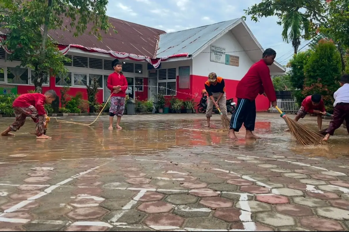 Usai Banjir, Guru dan Siswa Bersihkan Sekolah di Padang, Pembelajaran Kembali Disiapkan