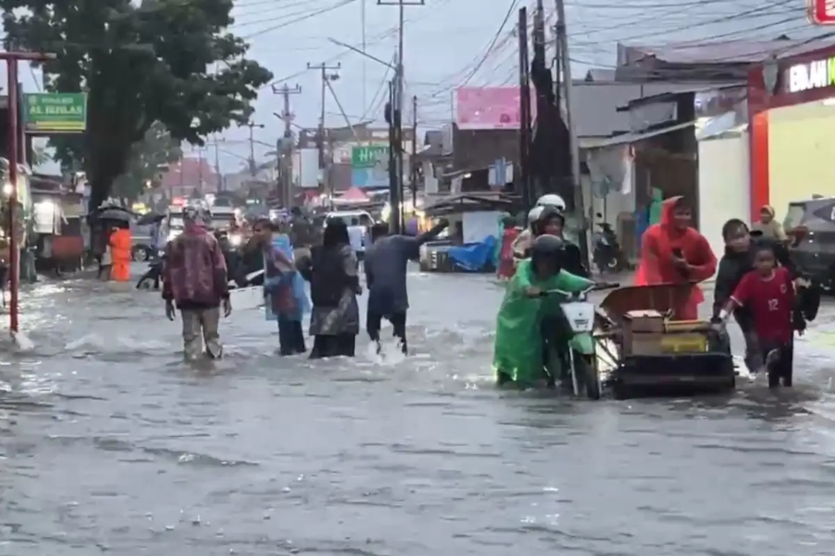 Cuaca Ekstrem Kepung Sumbar, Padang Dilanda Banjir di 15 Titik