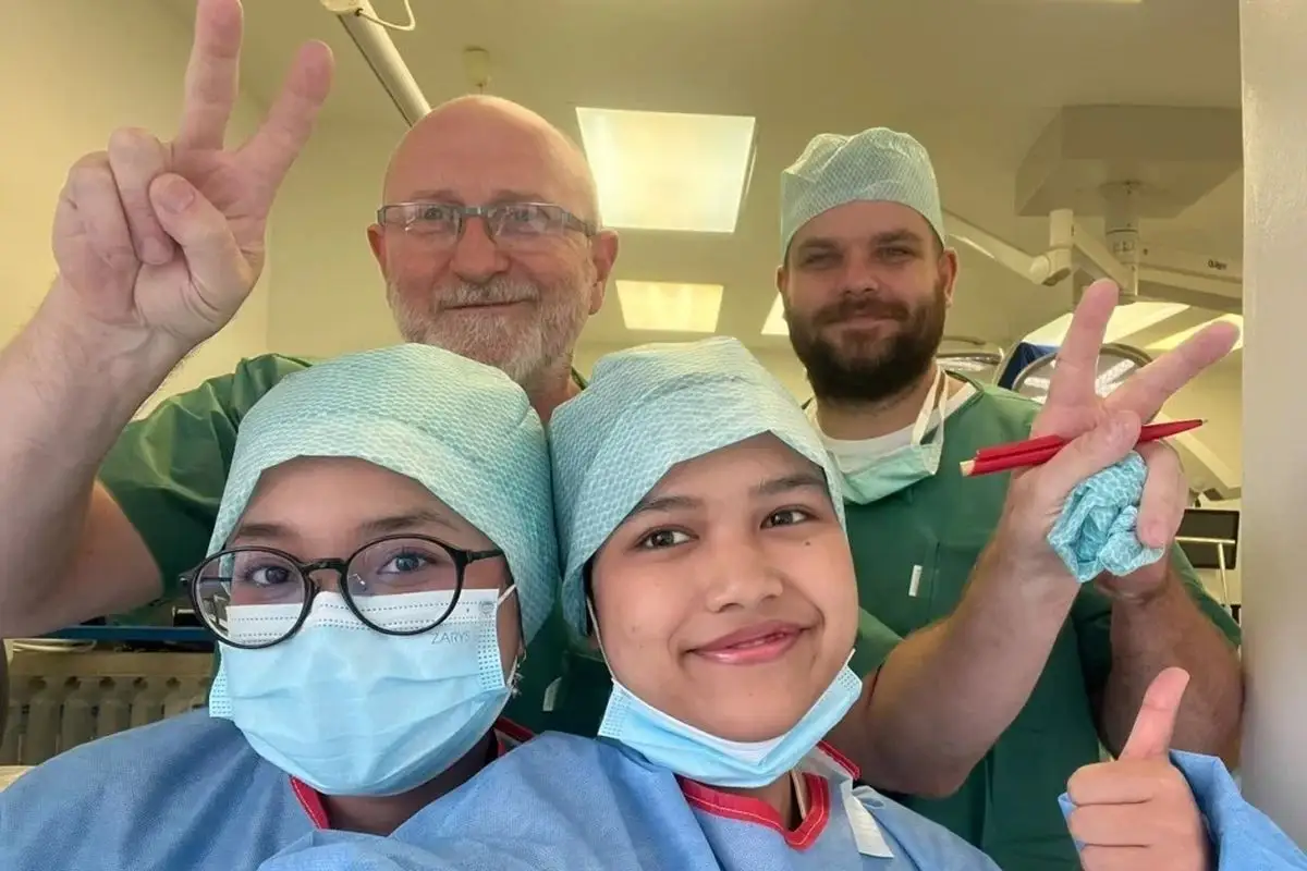Sebulan Belajar di Rumah Sakit Slovakia, Mahasiswa FK UNAIR Saksikan Bedah Otak dengan Teknologi AI