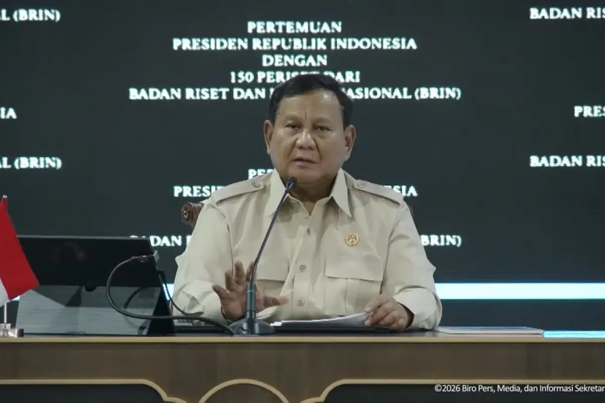 Prabowo Uji Genteng Buatan BRIN dengan Dibanting dan Diinjak, Diklaim Tahan Lama