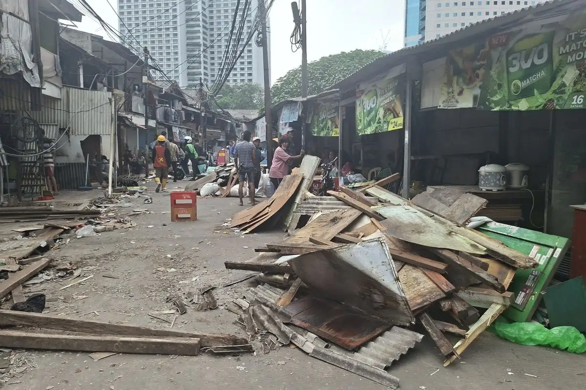 Tangis Pedagang Warnai Pembongkaran Bangunan di Atas Saluran Air Jakpus